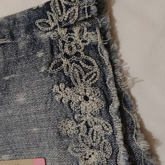 Levi's Shorty Short - Picture 2 of 5